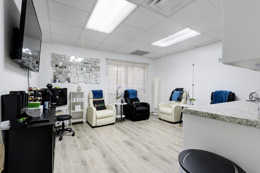 2240 Palm Beach Lakes Blvd, West Palm Beach, FL à vendre - Photo de l’immeuble – Image 2 sur 64