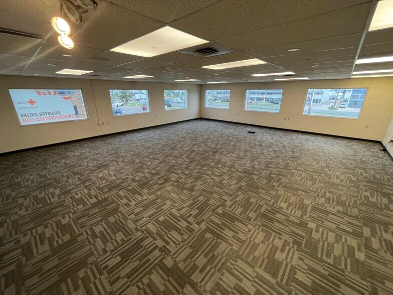 9750-9766 51st Ave NW, Edmonton, AB à louer - Photo intérieure – Image 1 sur 5