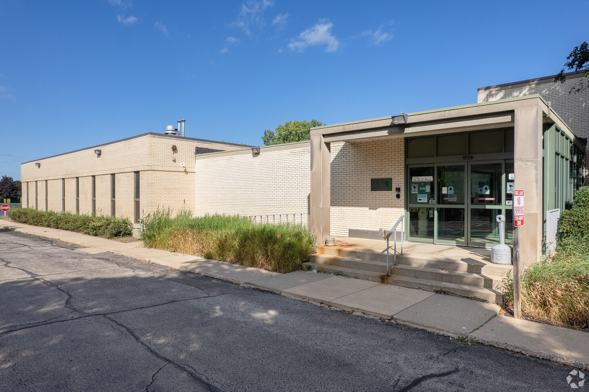 1616 Grand Ave, Waukegan, IL à louer Photo principale– Image 1 sur 17