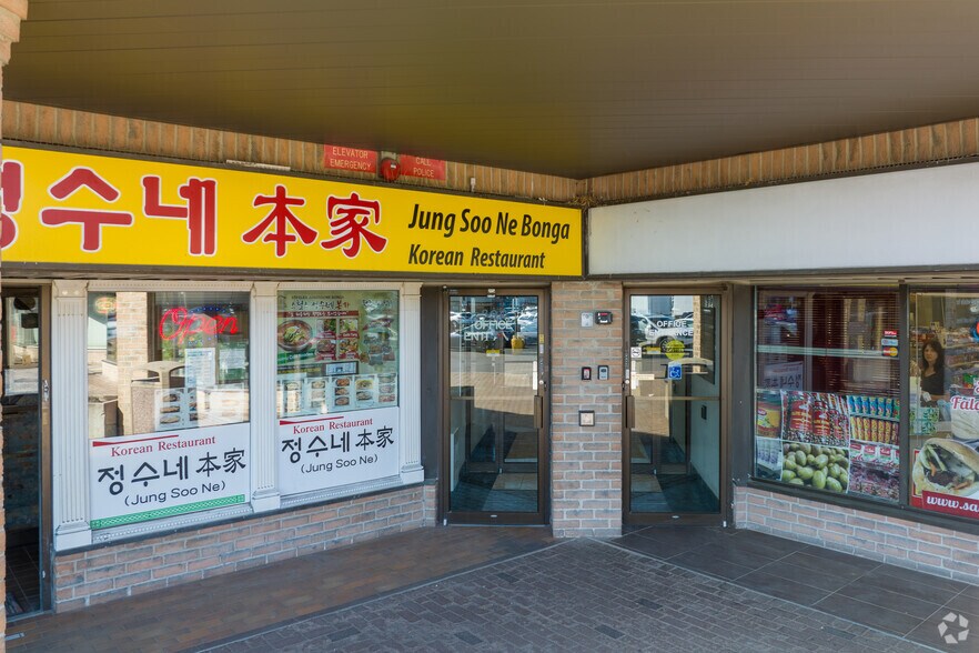 390 Steeles Ave W, Vaughan, ON à louer - Photo de l’immeuble – Image 3 sur 4