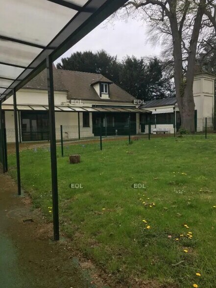 Bureau dans Chennevières-lès-Louvres à louer - Photo de l’immeuble – Image 1 sur 1