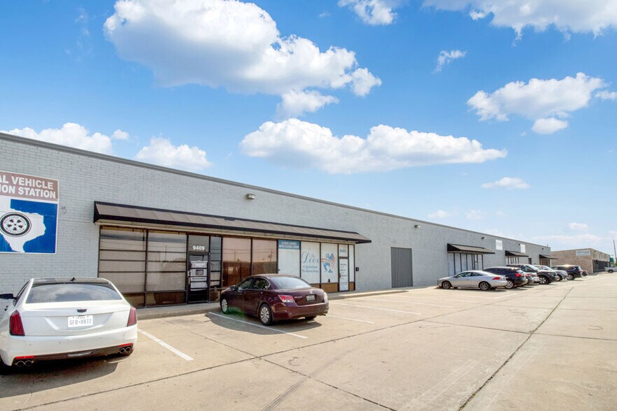 5956 Berry Brook Dr, Houston, TX à louer - Photo de l’immeuble – Image 3 sur 7