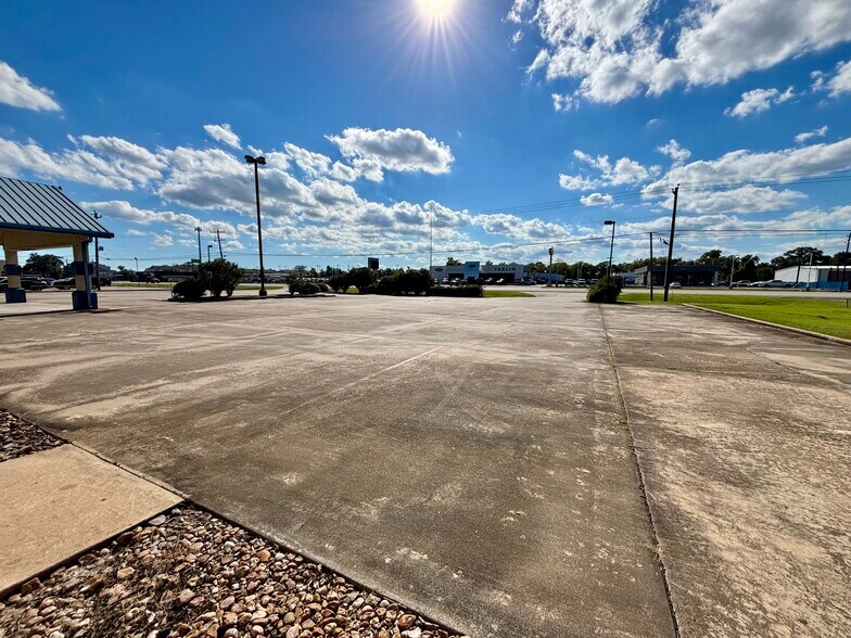 1141 Brazosport Blvd N, Richwood, TX à louer - Photo de l’immeuble – Image 3 sur 19