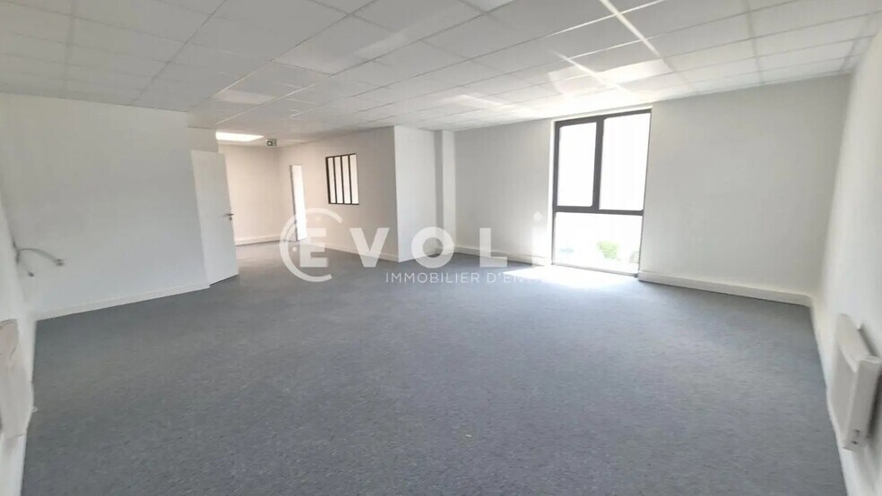 Local d’activités dans Bussy-Saint-Georges à louer - Photo de l’immeuble – Image 3 sur 7