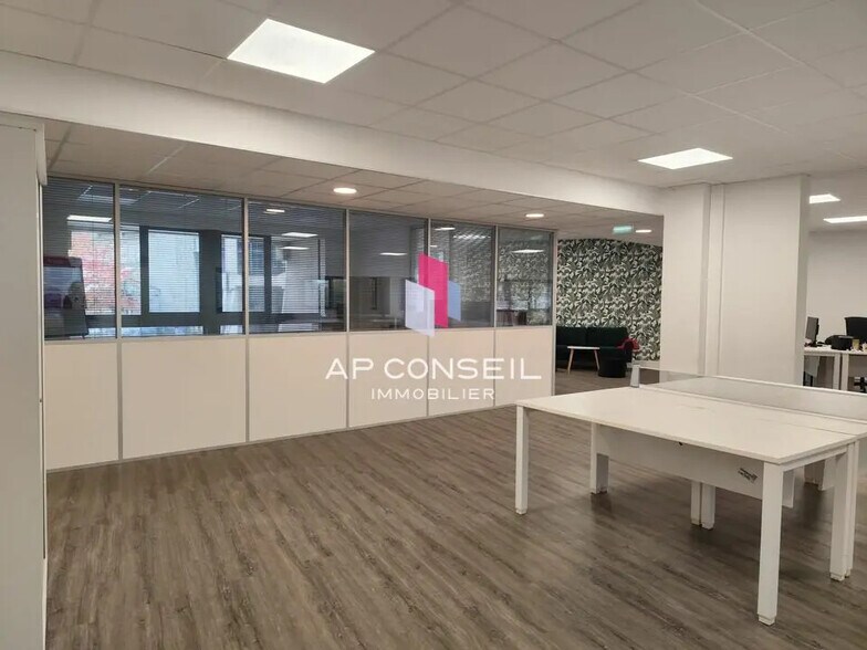 Bureau dans Montigny-le-Bretonneux à louer - Photo intérieure – Image 3 sur 6