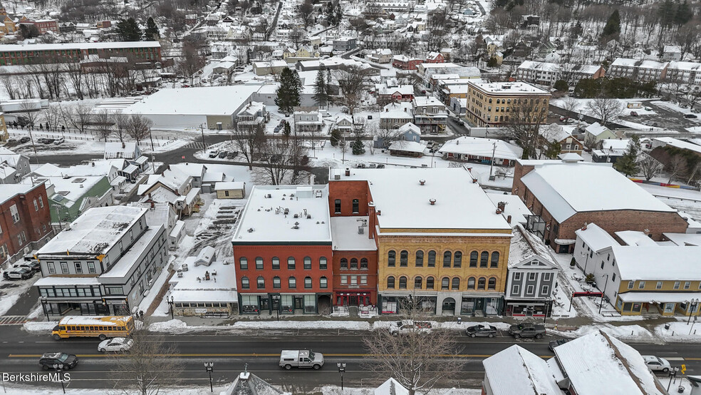 47 Park St, Adams, MA à vendre - Photo de l’immeuble – Image 3 sur 39