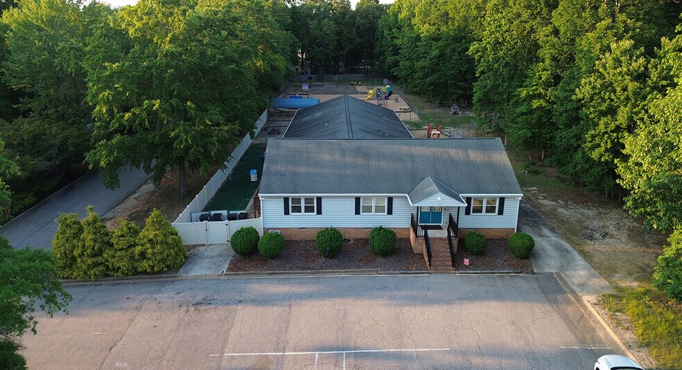 120 W Hundred Rd, Chester, VA à vendre - Photo de l’immeuble – Image 2 sur 4