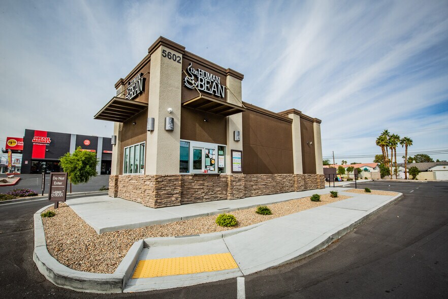 5602 W Charleston Blvd, Las Vegas, NV à vendre - Photo de l’immeuble – Image 2 sur 7