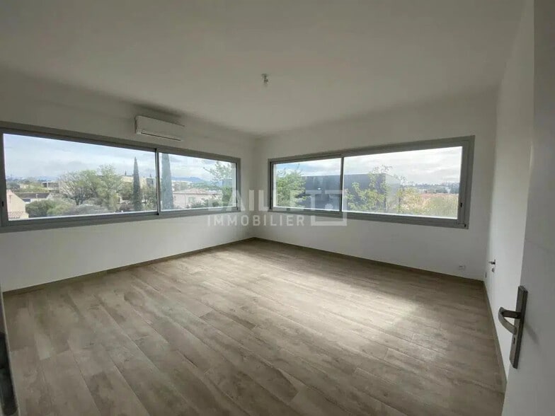 Bureau dans Fréjus à louer - Photo de l’immeuble – Image 1 sur 8