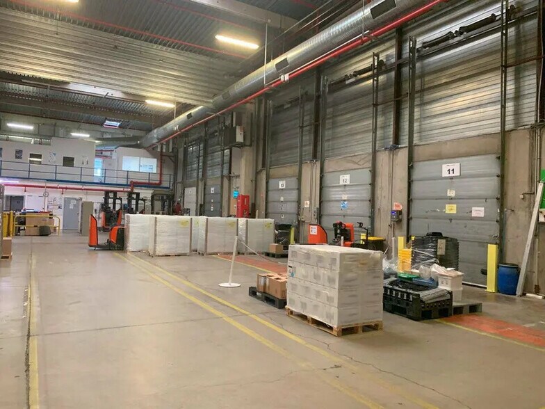 Industriel/Logistique dans Vénissieux à louer - Photo de l’immeuble – Image 1 sur 12