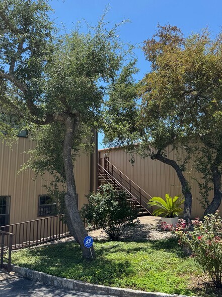 100 S Canyonwood Dr, Dripping Springs, TX à louer - Photo de l’immeuble – Image 2 sur 12