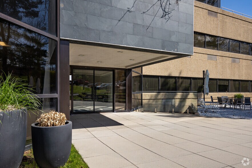 300 Executive Dr, West Orange, NJ à louer - Photo de l’immeuble – Image 2 sur 16