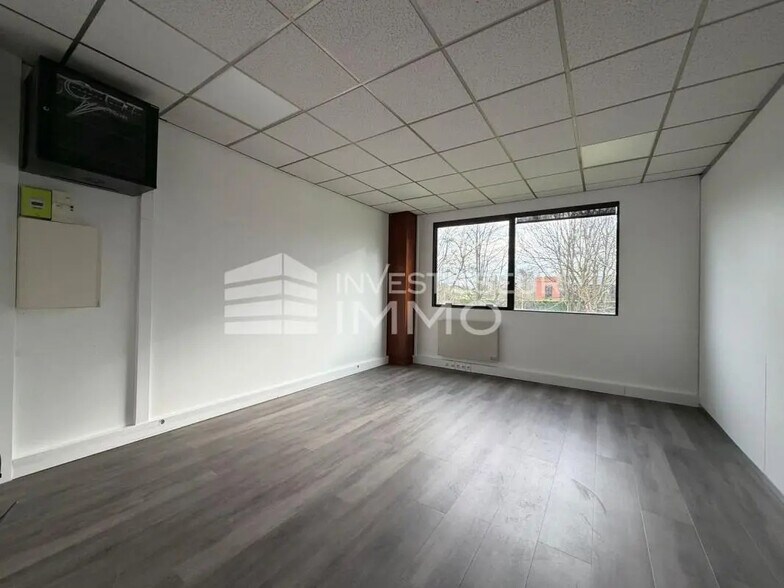 Bureau dans Saint-Thibault-des-Vignes à louer - Photo intérieure – Image 3 sur 6