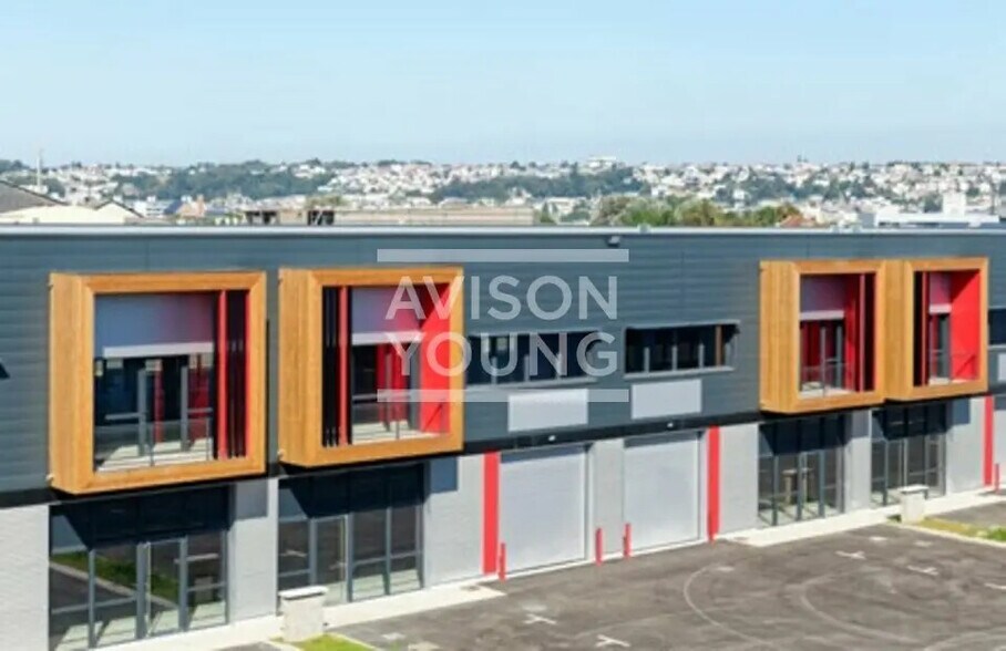 Local d’activités dans Le Thillay à louer - Photo de l’immeuble – Image 1 sur 3