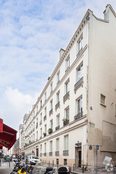 13 Rue Des Petites Ecuries, Paris à louer - Photo de l’immeuble – Image 2 sur 9