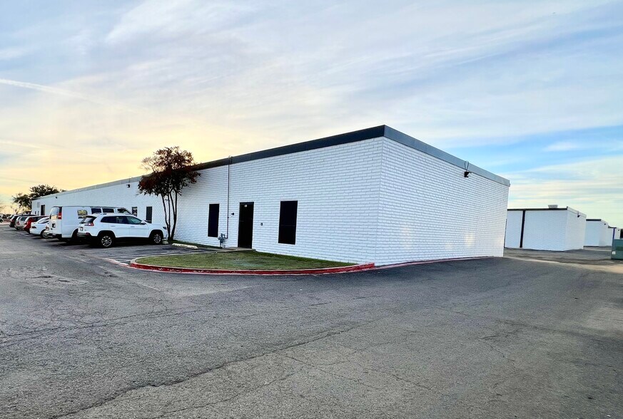 209 S Kirby St, Garland, TX à louer - Photo de l’immeuble – Image 3 sur 7