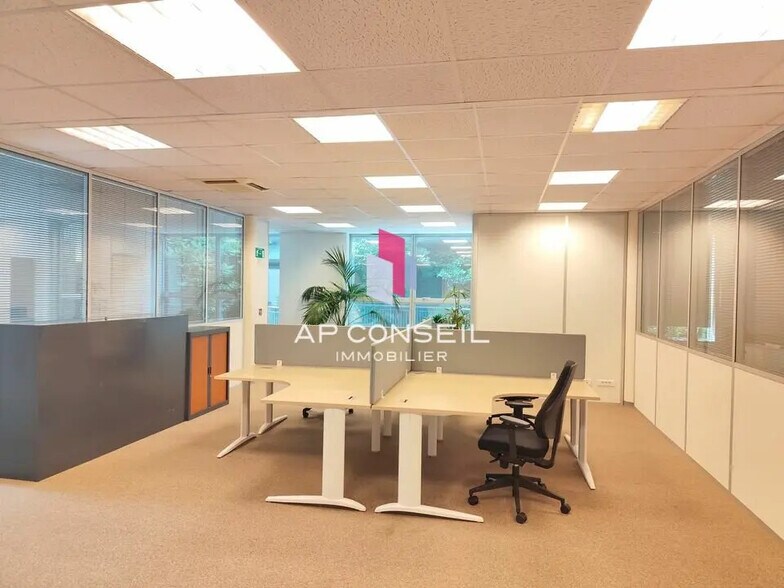Bureau dans Guyancourt à louer - Photo de l’immeuble – Image 1 sur 6