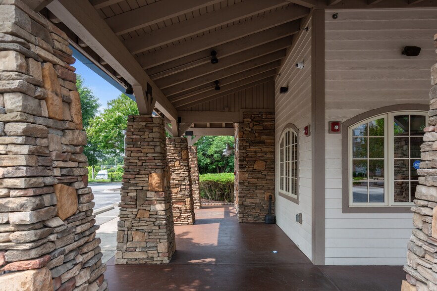 619 Regional Rd, Greensboro, NC à vendre - Photo de l’immeuble – Image 3 sur 14