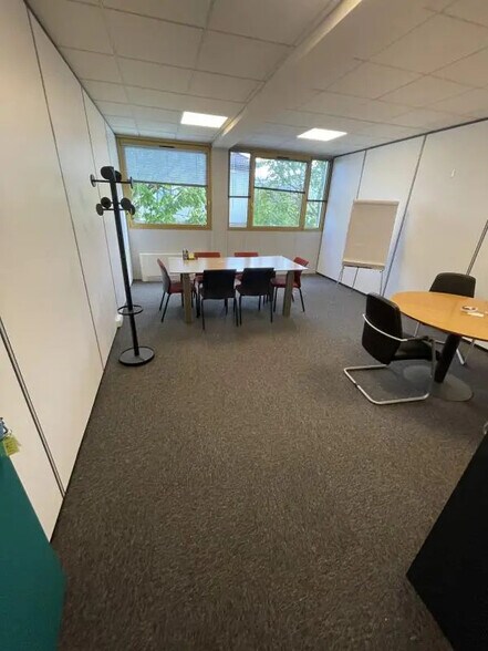 Bureau dans Rueil-Malmaison à louer - Photo de l’immeuble – Image 1 sur 27