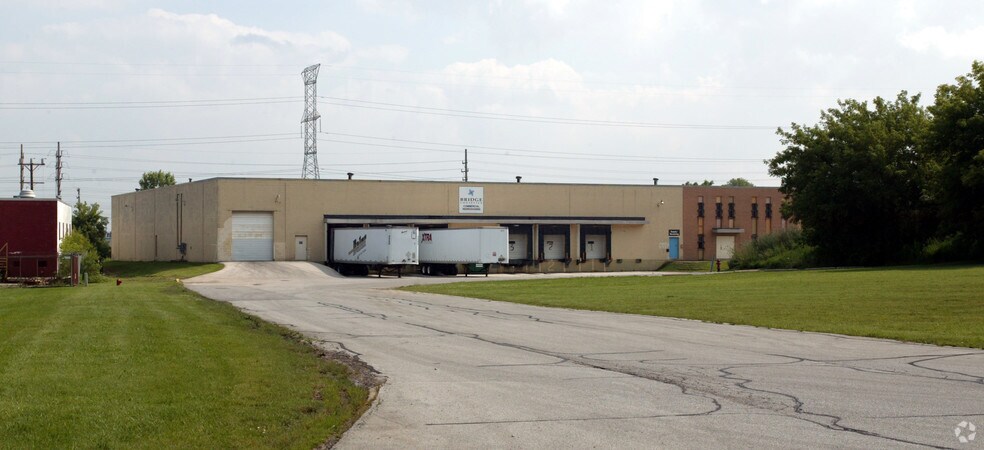 6551 W Mill Rd, Milwaukee, WI à louer - Photo de l’immeuble – Image 2 sur 2