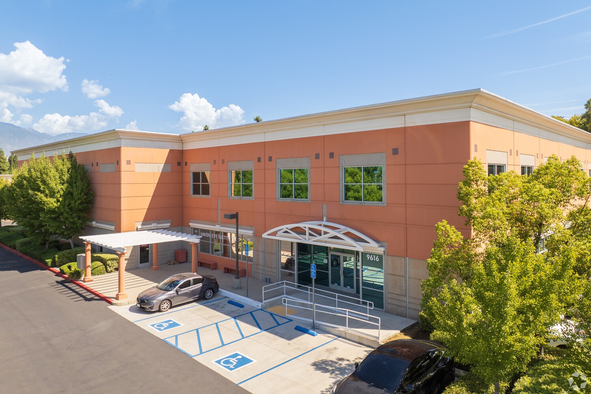 Airport Corp Centre III/9568, 9616, 9674 portefeuille de 3 biens à vendre sur LoopNet.fr Photo principale– Image 1 sur 4