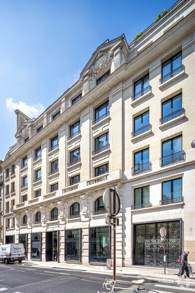 55 Rue D'Amsterdam, Paris à louer - Photo de l’immeuble – Image 2 sur 3