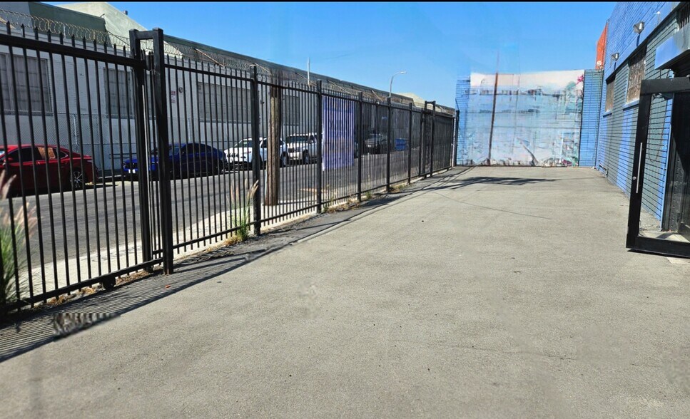1811 E 20th St, Los Angeles, CA à louer - Photo de l’immeuble – Image 2 sur 13