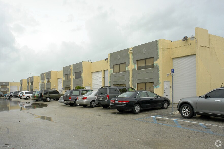 1671 W 38th Pl, Hialeah, FL à vendre - Photo de l’immeuble – Image 3 sur 7