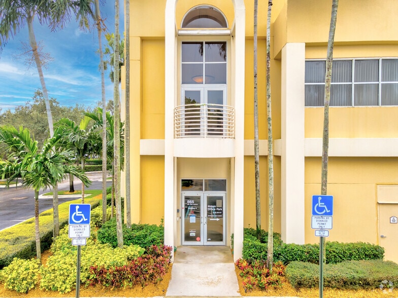 865 SW 78th Ave, Plantation, FL à louer - Photo de l’immeuble – Image 2 sur 8