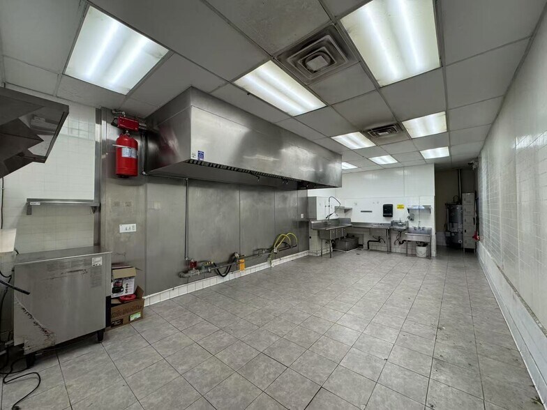 3756 W Avenue 40, Los Angeles, CA à louer - Photo de l’immeuble – Image 2 sur 12