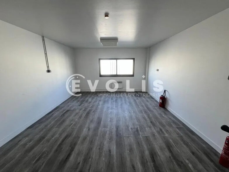 Bureau dans Combs-la-Ville à louer - Photo intérieure – Image 3 sur 10