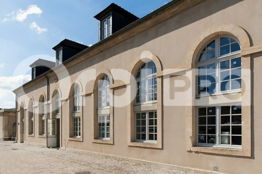 Bureau dans Compiègne à louer - Photo de l’immeuble – Image 3 sur 4