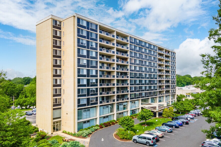 300 E Lancaster Ave, Wynnewood, PA à louer - Photo principale – Image 1 sur 6