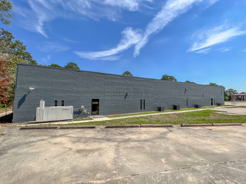 108 Commercial Cir, Conroe, TX à louer - Photo de l’immeuble – Image 3 sur 28