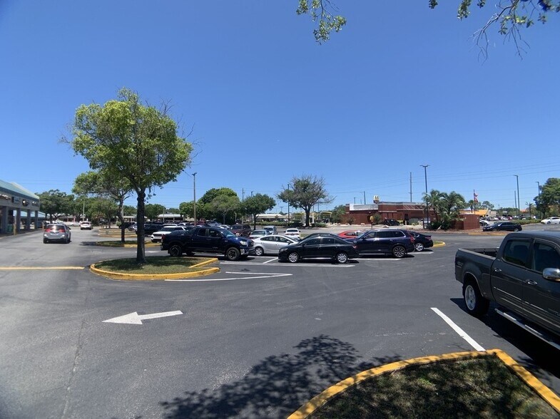 7004 W Waters Ave, Tampa, FL à louer - Photo de l’immeuble – Image 3 sur 21