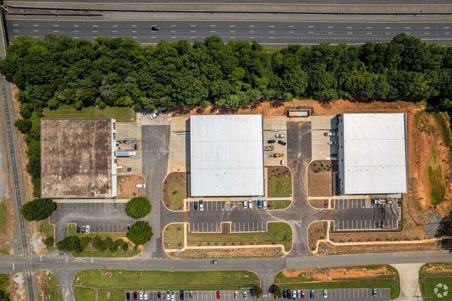 743 Marine Dr, Rock Hill, SC à louer - Photo de l’immeuble – Image 1 sur 59