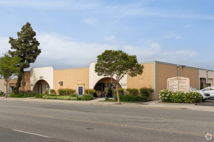 10621 Bloomfield St, Los Alamitos, CA à louer - Photo de l’immeuble – Image 1 sur 16