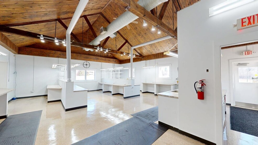 7947 Southeastern Ave, Indianapolis, IN à louer - Photo de l’immeuble – Image 3 sur 24