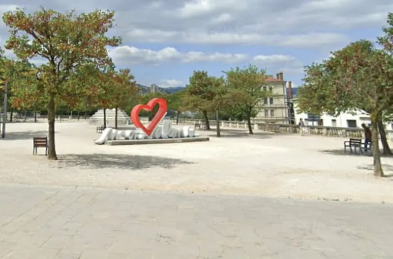 Local commercial dans Valence à louer - Photo de l’immeuble – Image 1 sur 2