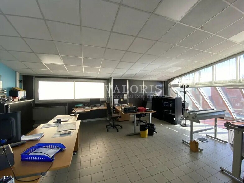 Local d’activités dans Vaulx-en-Velin à louer - Photo de l’immeuble – Image 3 sur 7