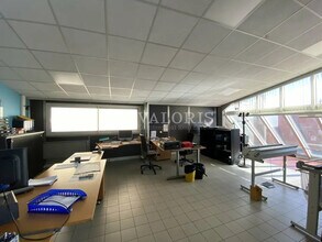 Local d’activités dans Vaulx-en-Velin à louer Photo de l’immeuble– Image 2 sur 3