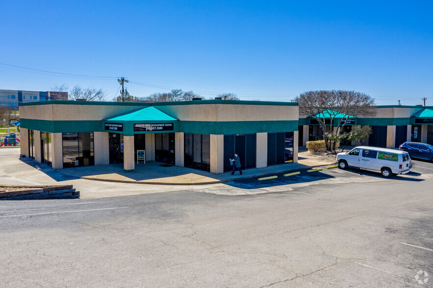 13777 Judson Rd, San Antonio, TX à louer - Photo de l’immeuble – Image 3 sur 5