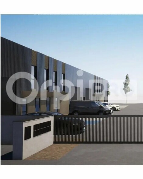 Local d'activités dans à vendre - Photo de l’immeuble – Image 1 sur 4