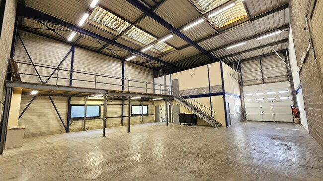 Plus de détails pour Local d'activités à louer