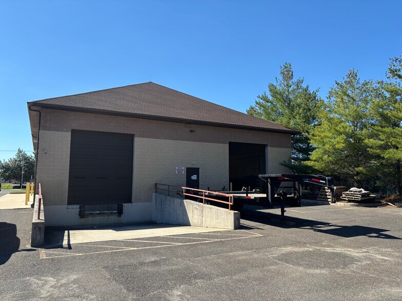 151 N Cooper Rd, West Berlin, NJ à louer - Photo de l’immeuble – Image 2 sur 7