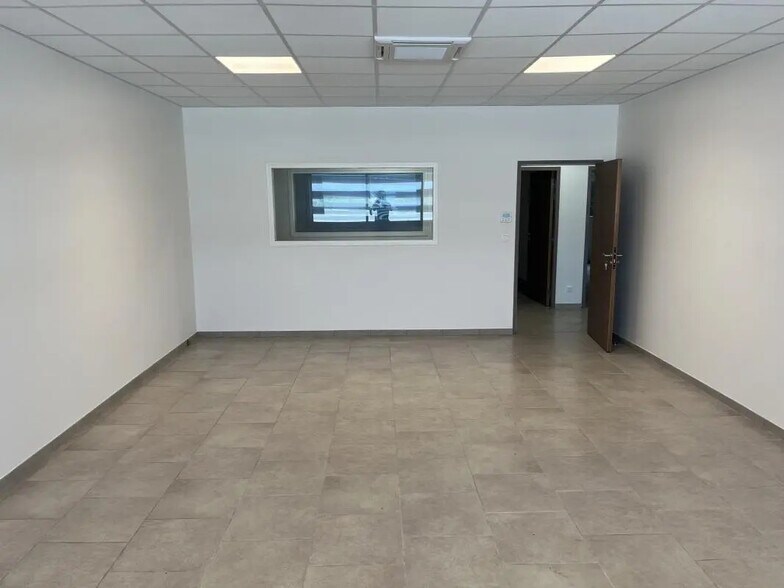 Bureau dans La Crau à louer - Photo de l’immeuble – Image 1 sur 11