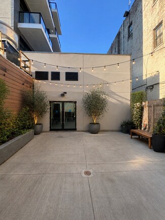 Plus de détails pour 49-18 Vernon Blvd, Long Island City, NY - Bureau/Local commercial, Local commercial à louer
