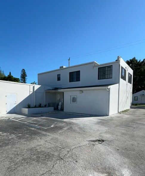 7330 NE 4th Ct, Miami, FL à louer - Photo de l’immeuble – Image 1 sur 17