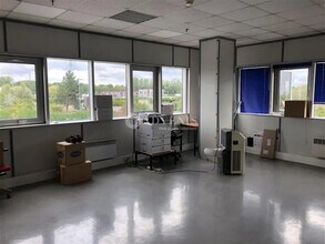 Bureau dans Longueil-Sainte-Marie à louer Photo de l’immeuble– Image 2 sur 2