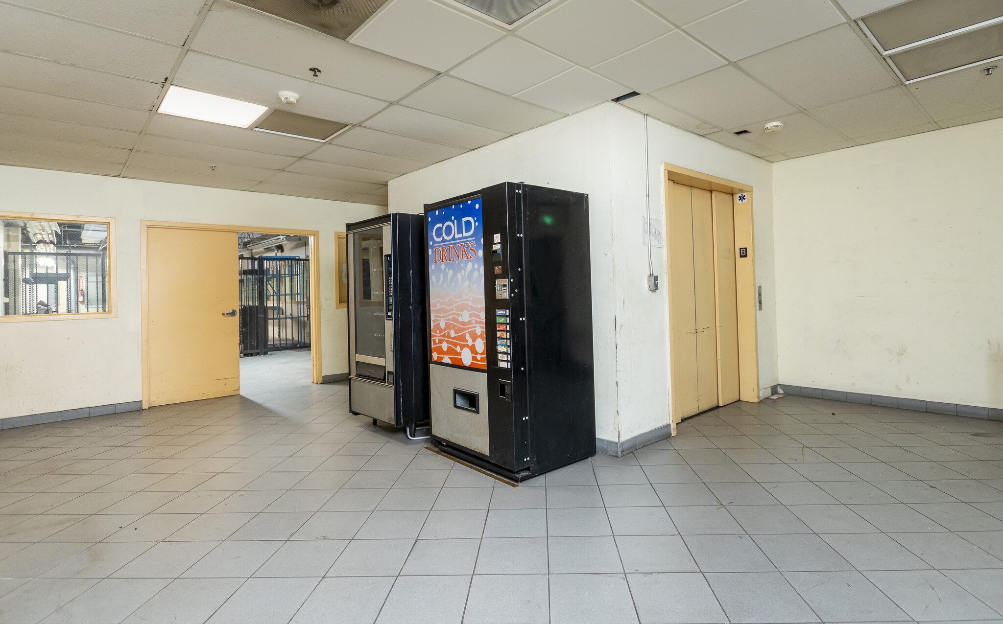 425 N Varney St, Burbank, CA à louer Photo intérieure– Image 1 sur 4